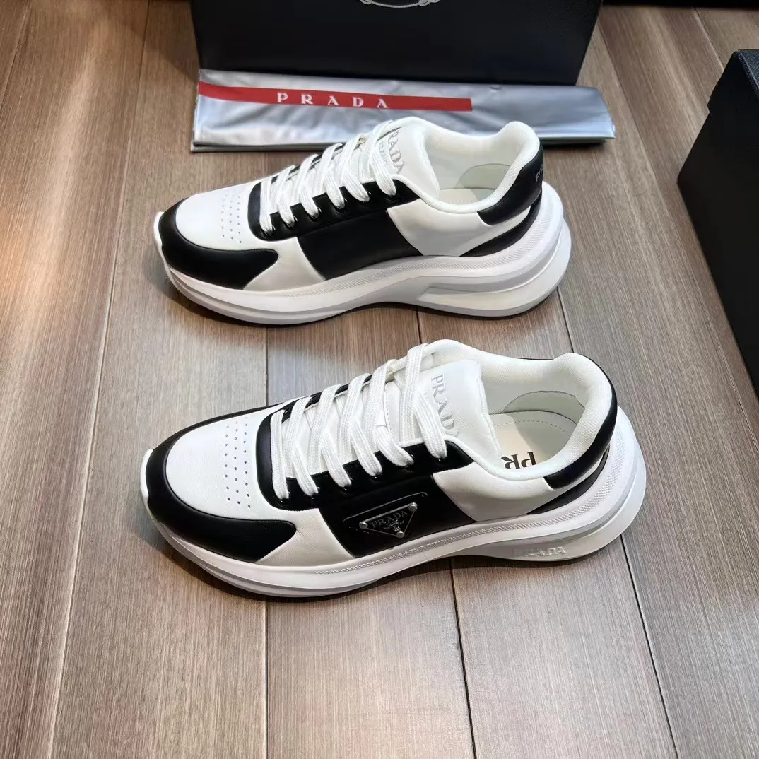 P440 Prad* men's new soft leather casual sneakers. This sneaker is made of Napa cowhide. The leather is soft and fine, with a natural texture, which improves breathability. The outer side is coated with an enamel metal triangle logo to embellish the shoe body. The tongue and heel are decorated with brand letter logo details. Ultra-lightweight 6cm concave and convex rubber thick sole with PRADA letter logo on the side and cowhide lining. It feels comfortable on the foot and is exquisite and versatile!